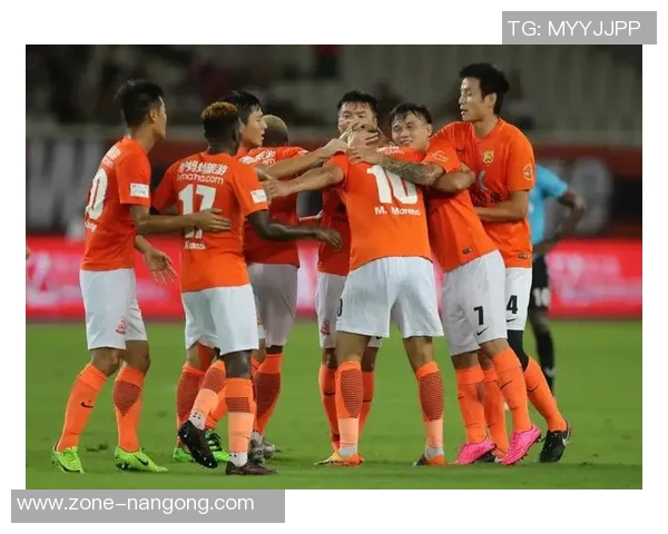 足球明星头顶撞击对方球员引发赛场争议球迷热议事件背后真相
